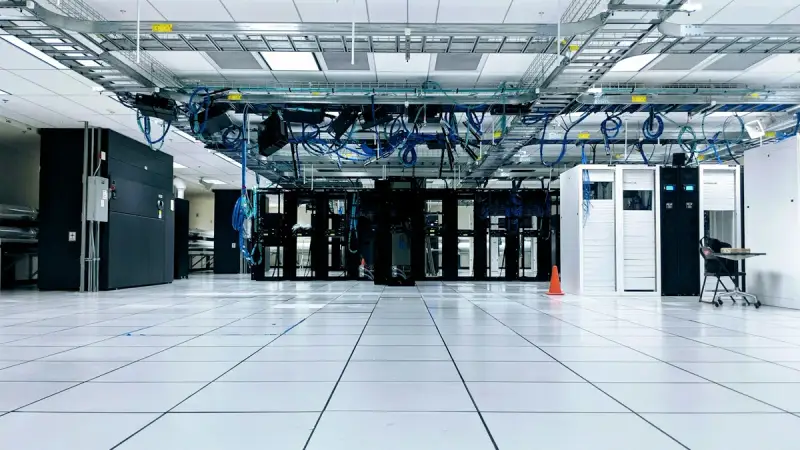 Sala de servidores con racks y cableado, sin personas